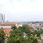 Cozy And Modern 2Br At Majesty Apartment By Travelio